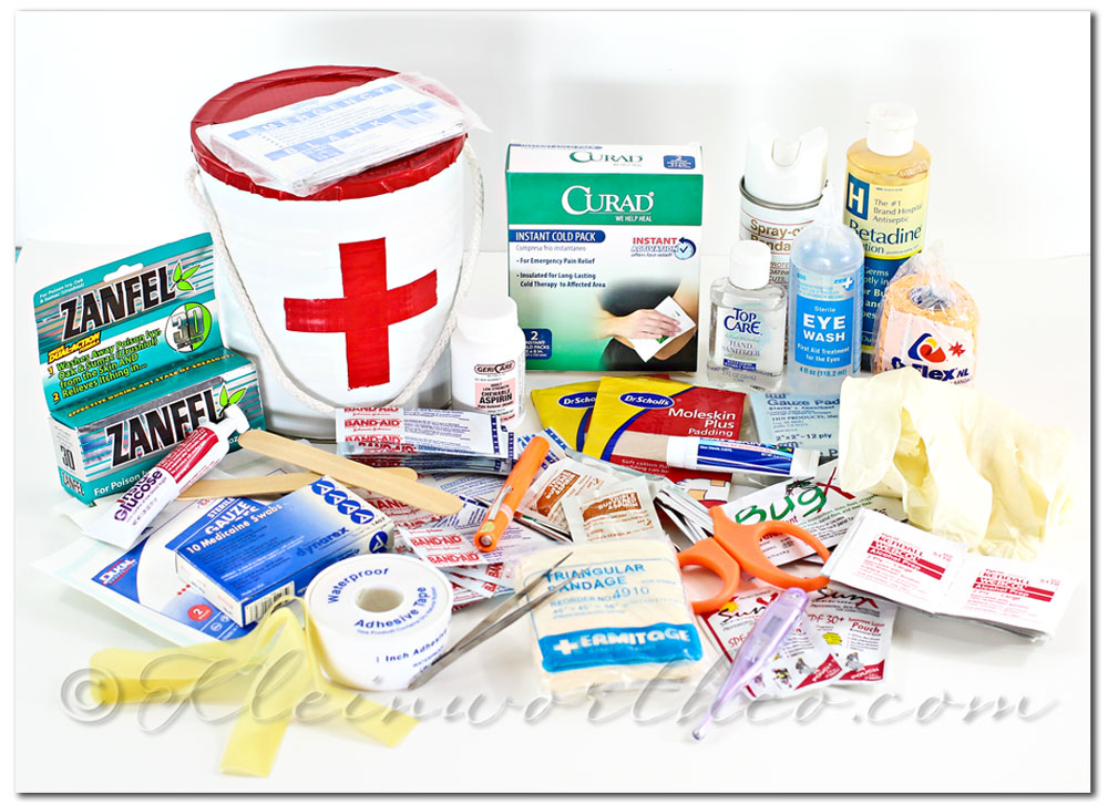 First Aid Kit and Printable Checklist, DIY first aid kit