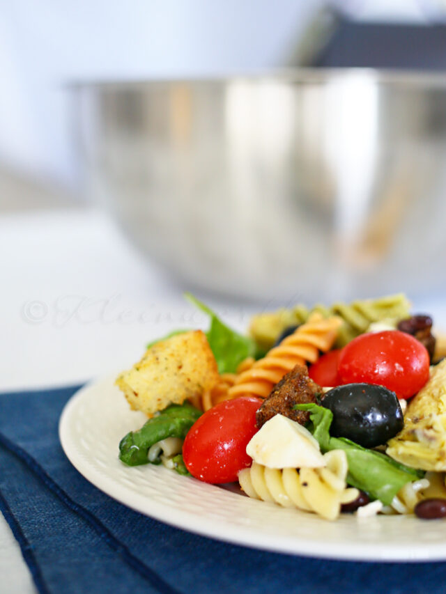 10-Minute Caprese Pasta Salad Recipe