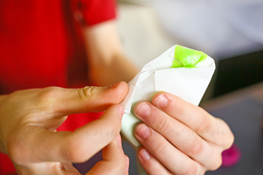 Parchment Decorating Bag {Tutorial}