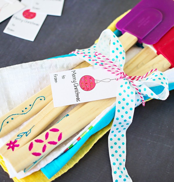 Personalized Spatulas {Homemade Gift for less than $10}