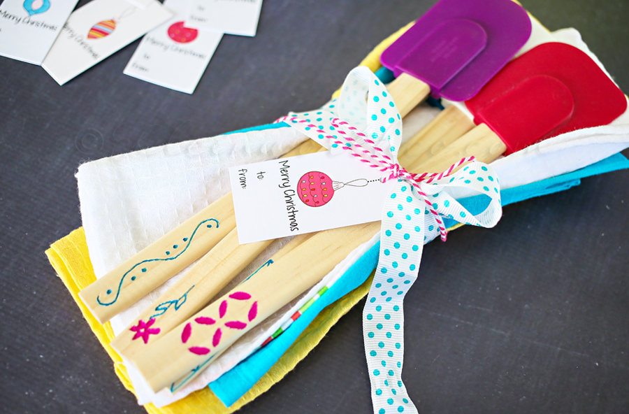 Personalized Spatulas {Homemade Gift for less than $10}