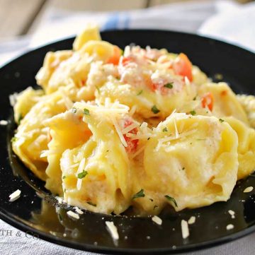 Need an easy family dinner idea that preps in about 20 minutes. Tomato Tortellini Alfredo is tortellini, tomatoes & homemade Alfredo sauce that's amazing! You won't believe how easy this is!