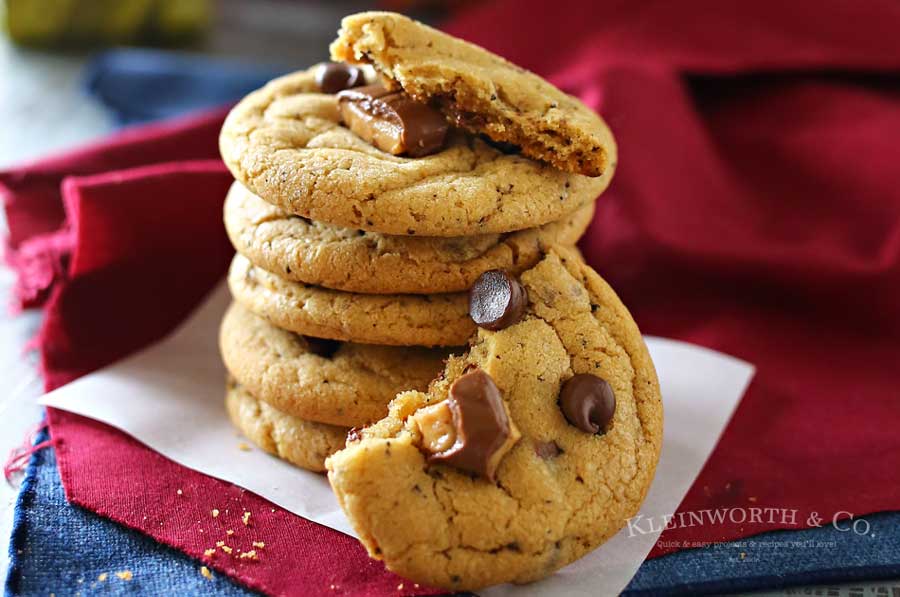 Coffee Toffee Cookies, a soft & chewy cookie loaded with chocolate chips, toffee bits & COFFEE. A java lovers dream, definitely the perfect coffee pairing. You won't be able to eat just one. Plus my new favorite coffee flavor obsession.