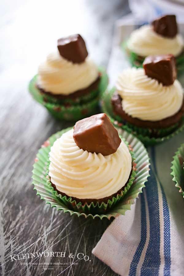 Looking for some game day food ideas? Game Day Snickers Cupcakes are an easy 3 - ingredient cupcake recipe loaded with Snickers candy bars, topped with a delicious & easy buttercream frosting & more Snickers minis. on kleinworthco.com