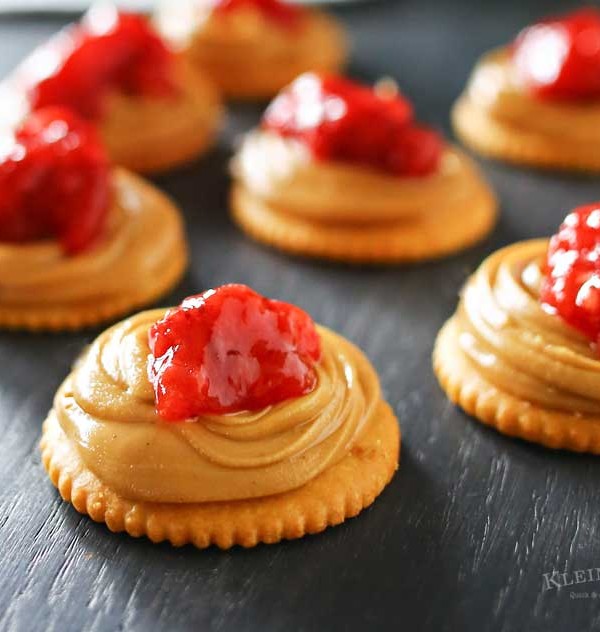 Creamy peanut butter, sweet strawberry jelly & Ritz crackers make Peanut Butter Jelly Bites that are an easy to make snack or appetizer. Salty sweet YUM!