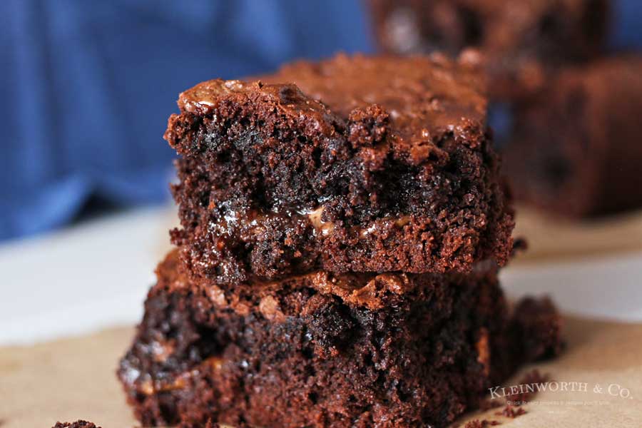 Simple cake mix brownies loaded with candy bars makes Candy Bar Bites that are OUT OF THIS WORLD! If you love yummy bar recipes, these are the perfect treat to satisfy any chocolate craving! Plus they are so easy to make. Just 5 ingredients & less than 1 hour to yummy goodness.