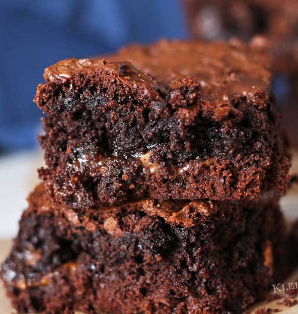 Simple cake mix brownies loaded with candy bars makes Candy Bar Bites that are OUT OF THIS WORLD! If you love yummy bar recipes, these are the perfect treat to satisfy any chocolate craving! Plus they are so easy to make. Just 5 ingredients & less than 1 hour to yummy goodness.