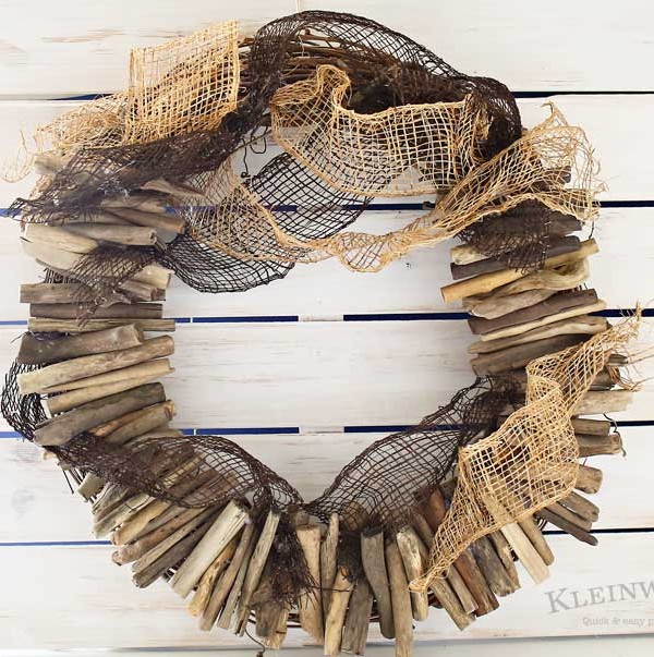 A simple Driftwood Wreath is a great way to bring a little coastal decor into your home. My quick tutorial shows you how you can easily make your own. Just 4 products & 20 minutes is all it takes.