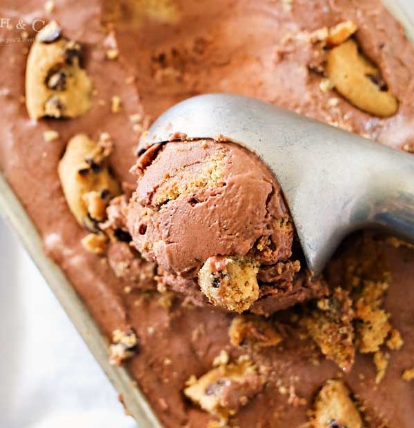 Chocolate Chip Cookie Frozen Yogurt is a simple homemade no churn frozen yogurt recipe that is sure to delight! Chocolate frozen yogurt packed full of chocolate chip cookies, it's an easy frozen dessert recipe you'll love!