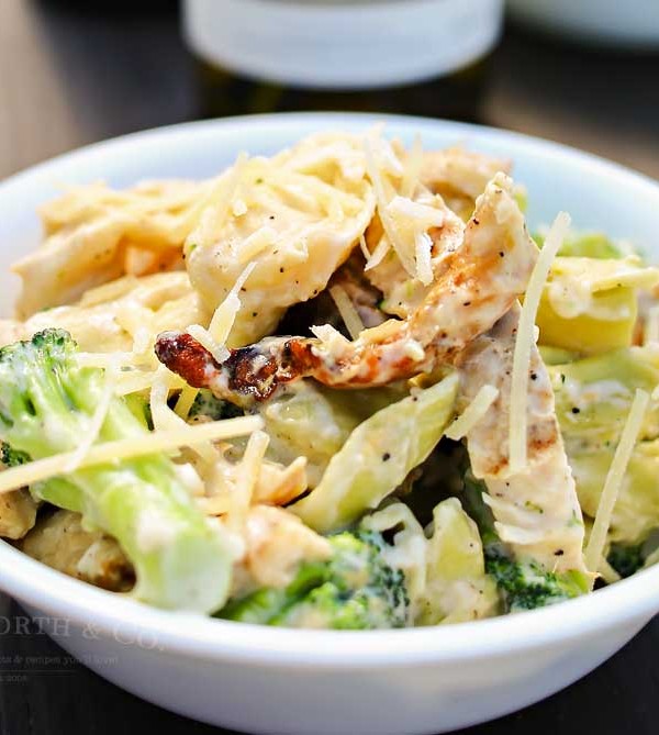 Grilled chicken, broccoli & tortellini in a creamy garlic cheese sauce makes this Grilled Chicken Broccoli Tortellini a delicious easy family dinner idea.