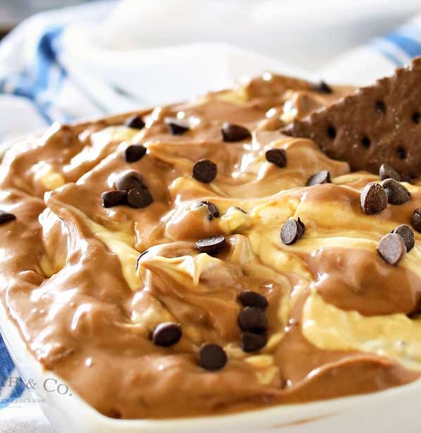 Peanut Butter Brownie Dip is a delicious dessert made of blended peanut butter & brownie batter dips & mini chocolate chips. It's heaven in a bowl.