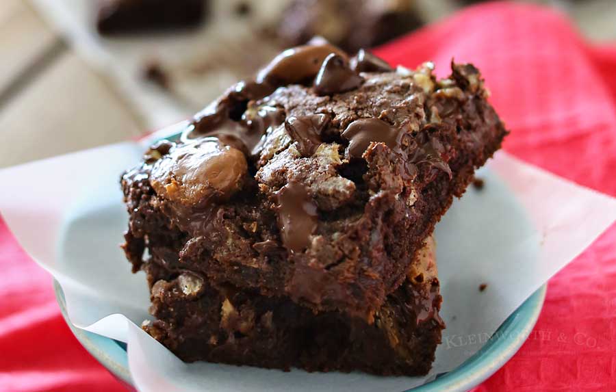Milk Dud Cake Mix Bars are just another yummy bar recipe that is a MUST MAKE! 