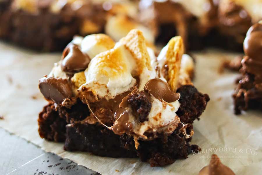Easy S'mores Brownies - chocolate marshmallow