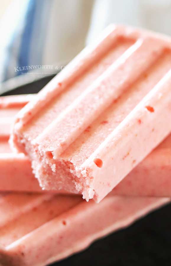 how to make Strawberry Coconut Pops