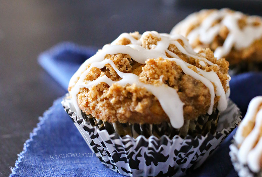 Dessert Recipes - This Pumpkin Crumble Muffin Recipe make the best pumpkin muffins you'll ever try. Beyond delicious and that crumble topping it's so good!