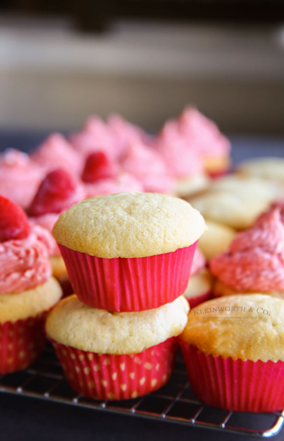 Best Bakery-Style Vanilla Cupcakes - how to make cupcakes