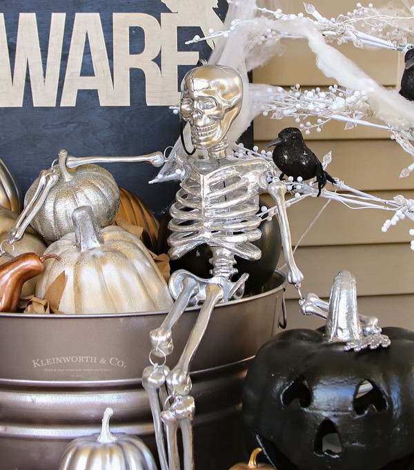 How to Metallic Glam Halloween Porch Decor