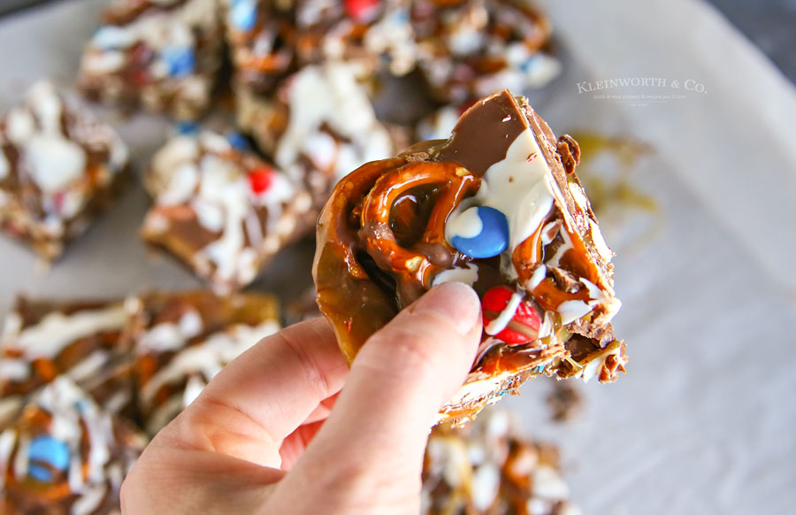 how to make Salted Caramel Pretzel Bars