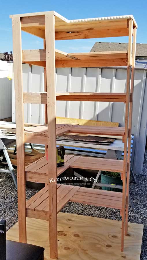 bureau à domicile - Étagère d'angle DIY