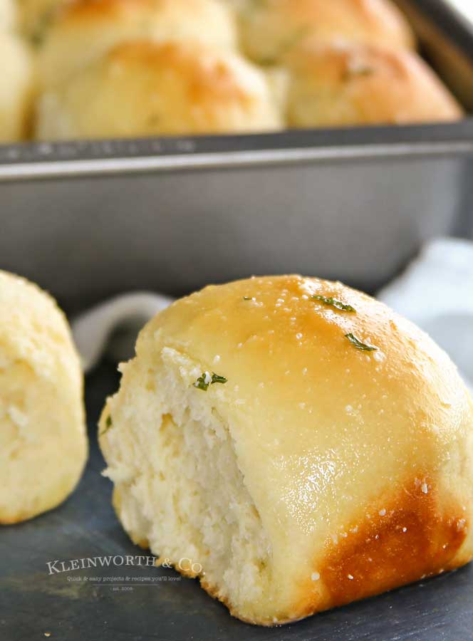 30-Minute Garlic Parmesan Dinner Rolls - easiest recipe