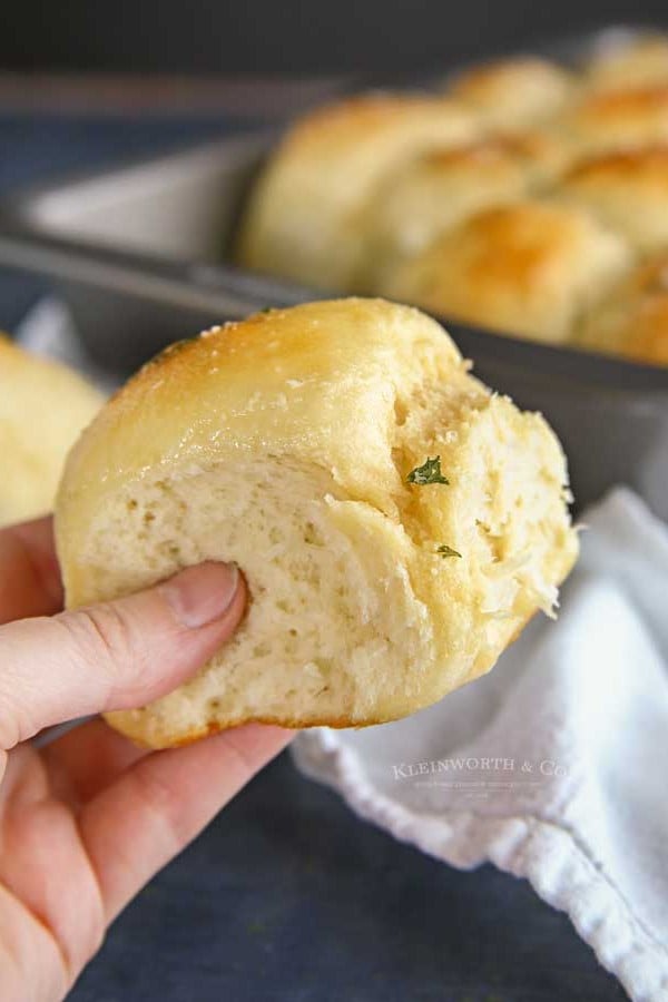 30-Minute Garlic Parmesan Dinner Rolls - how to make