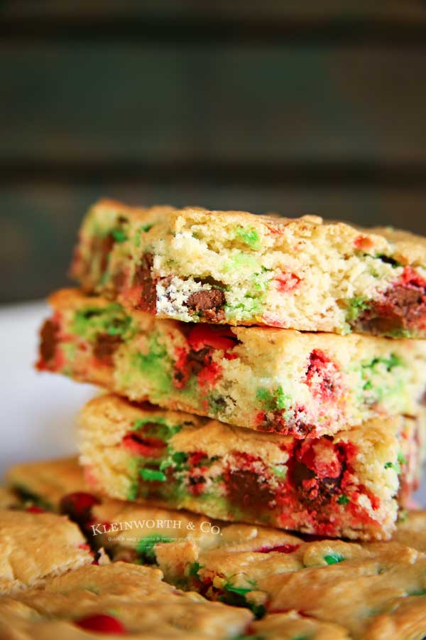 How to make M&M Christmas Cookie Bars