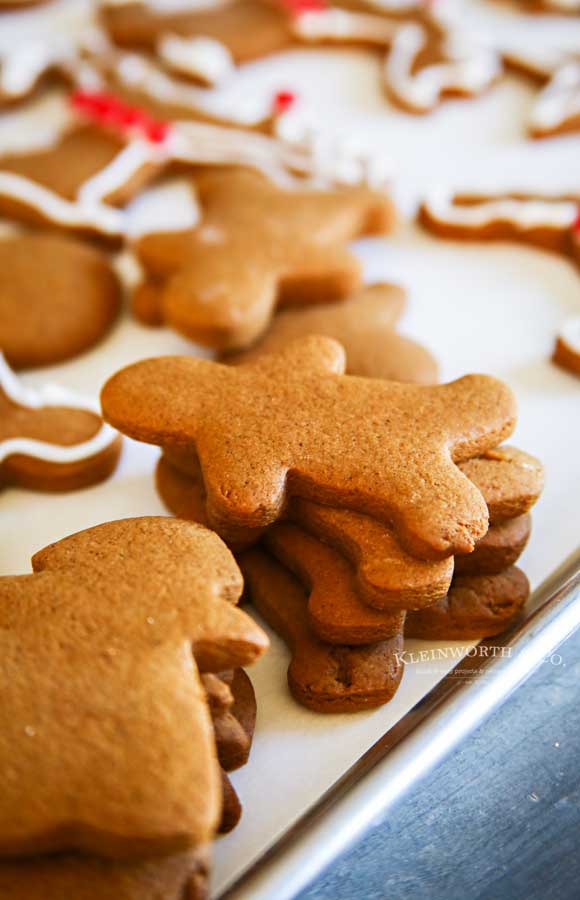 Unfrosted gingerbread men