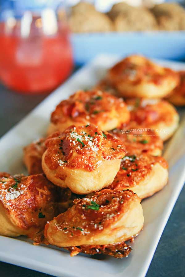 game day recipe - Cheesy Pepperoni Pizza Pinwheels