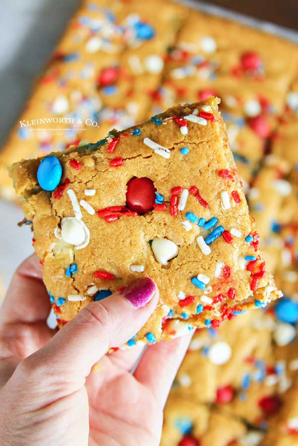 Red White and Blue M&M Cookie Bars - Patriotic Cookies!