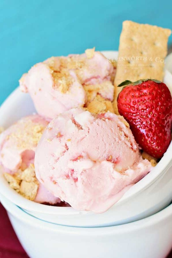 Strawberry-Cheesecake-Frozen-Yogurt