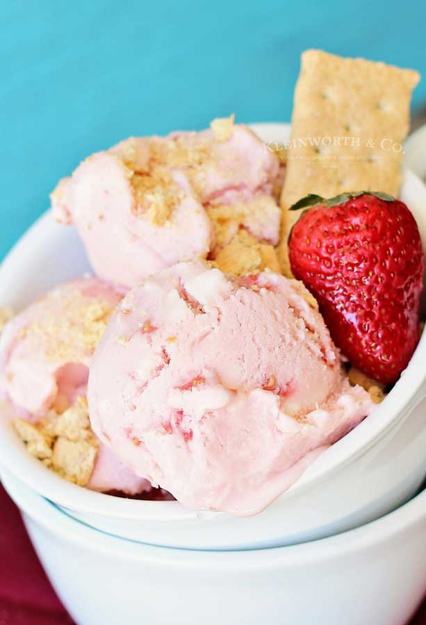 Strawberry-Cheesecake-Frozen-Yogurt