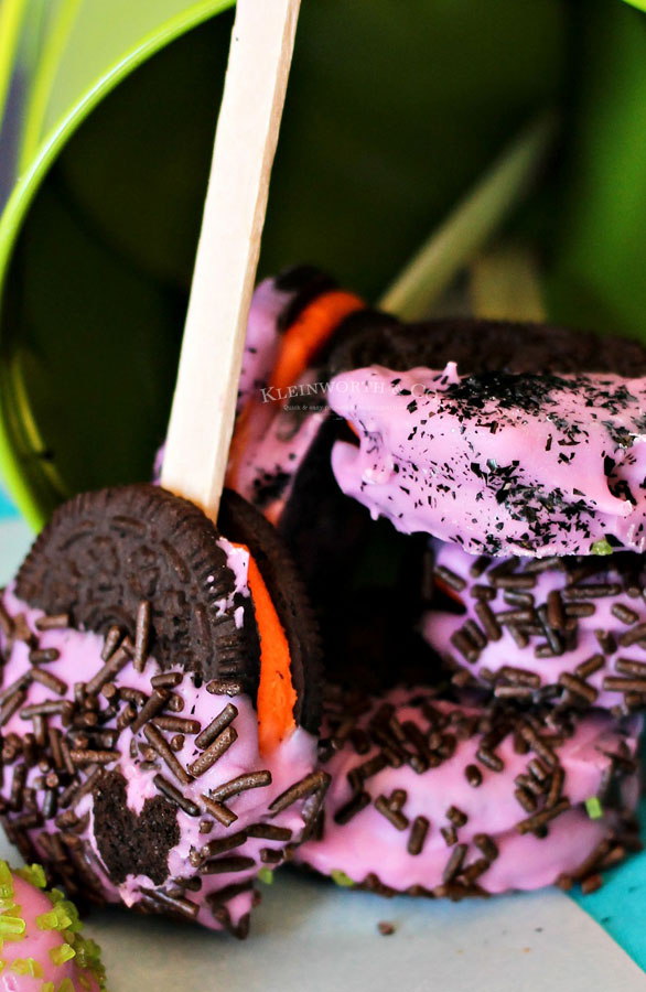 how to make decorated Halloween Oreos