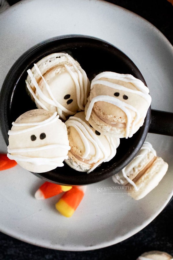 Mummy Macarons for Halloween