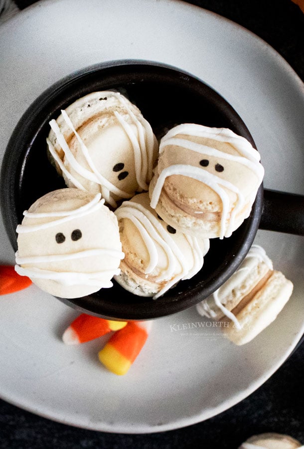 Mummy Macarons for Halloween