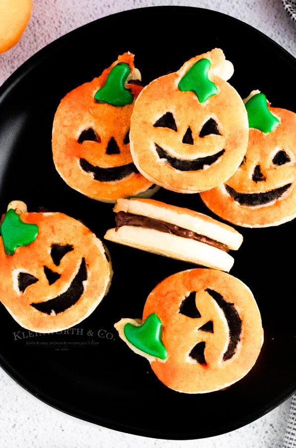 Holiday Prints Parchment Paper Sheets - Bake Serve Store Foods 24 Sheets  10 X 15 (Pumpkin Jack O Lanterns)