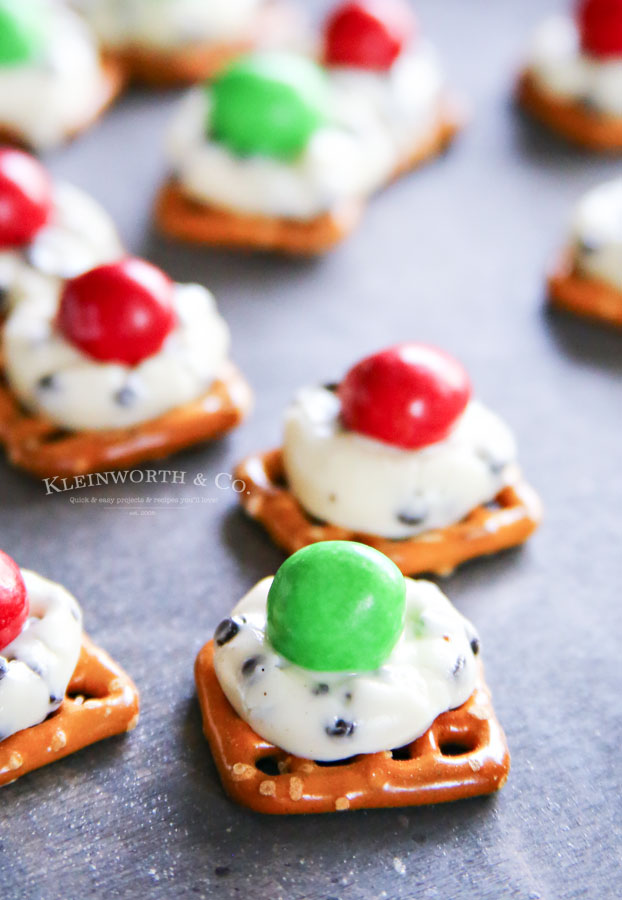 Easy Holiday Cookies & Cream Pretzels