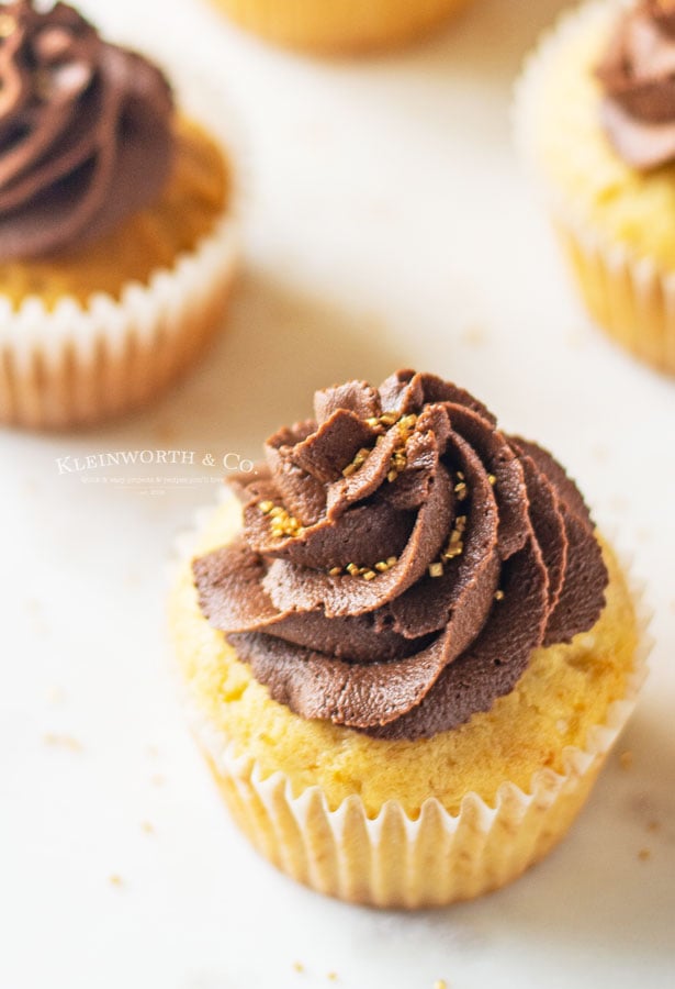 vanilla cupcakes chocolate frosting