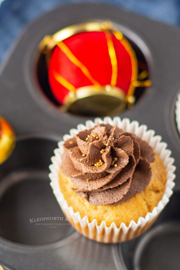 christmas cupcakes with chocolate frosting