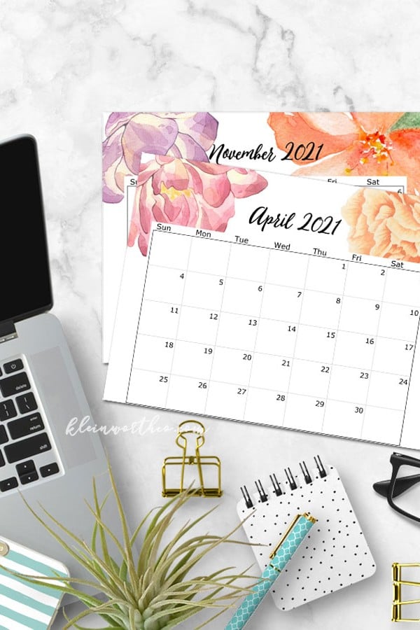 2021 printable calendar on desk