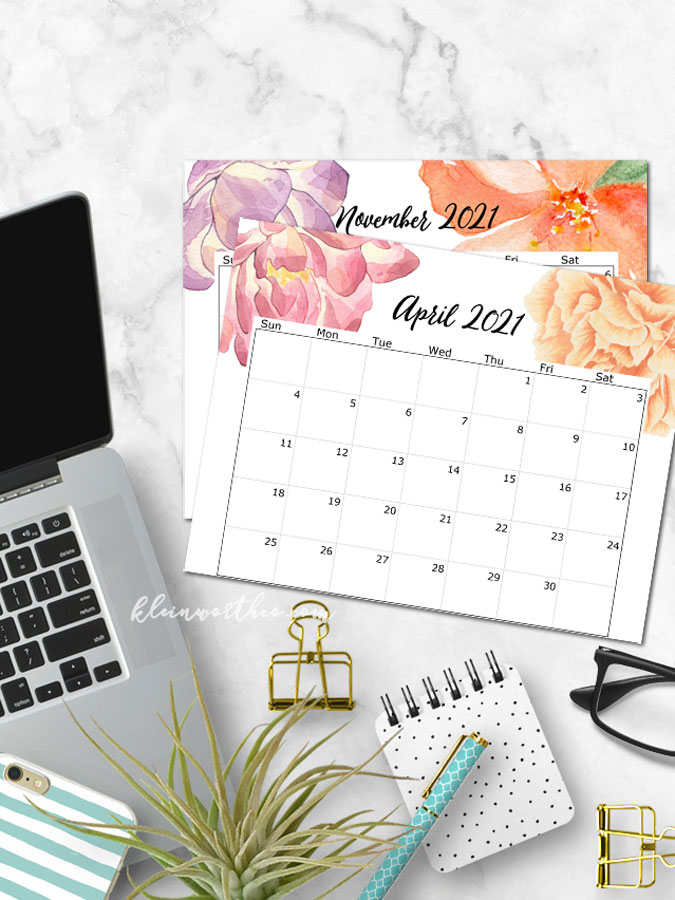 2021 printable calendar on desk