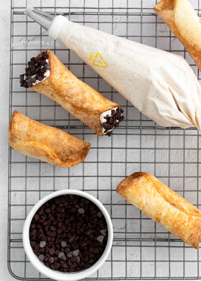 piping the cannoli filling