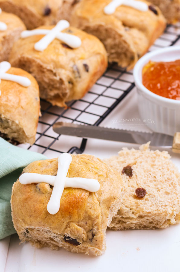 cross rolls with raisins