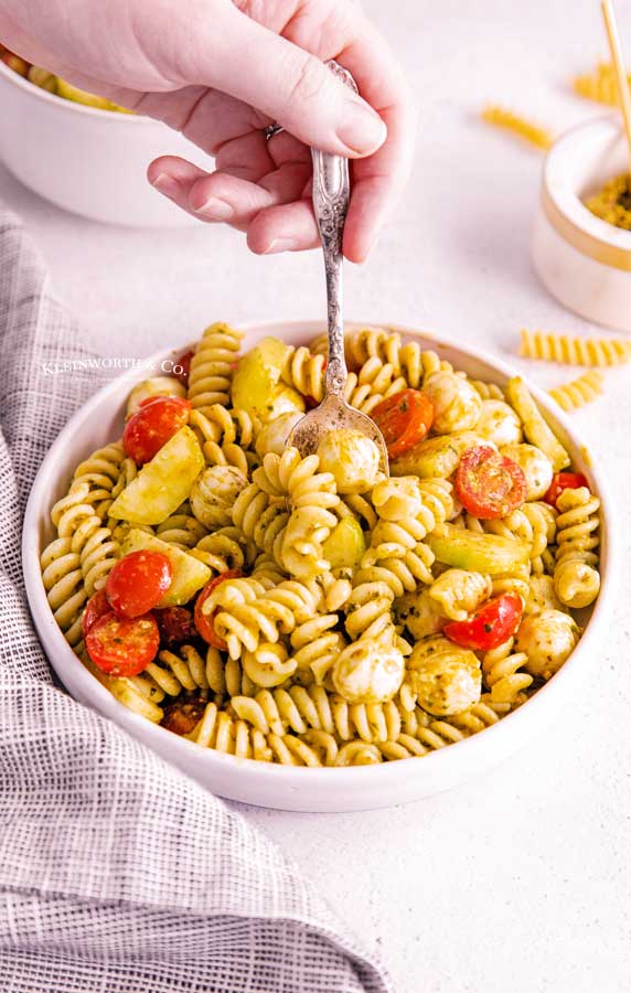 easy pasta salad with pesto