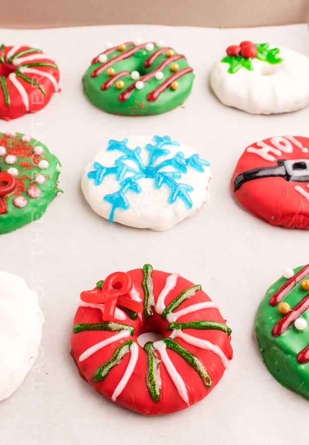 decorating wreath cookies