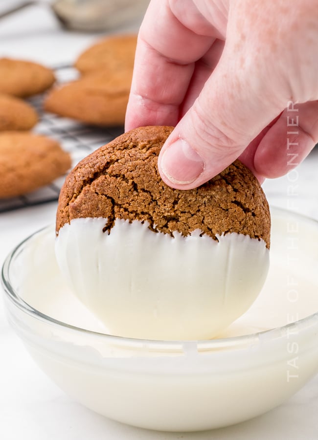 dipping cookies in white chocolate