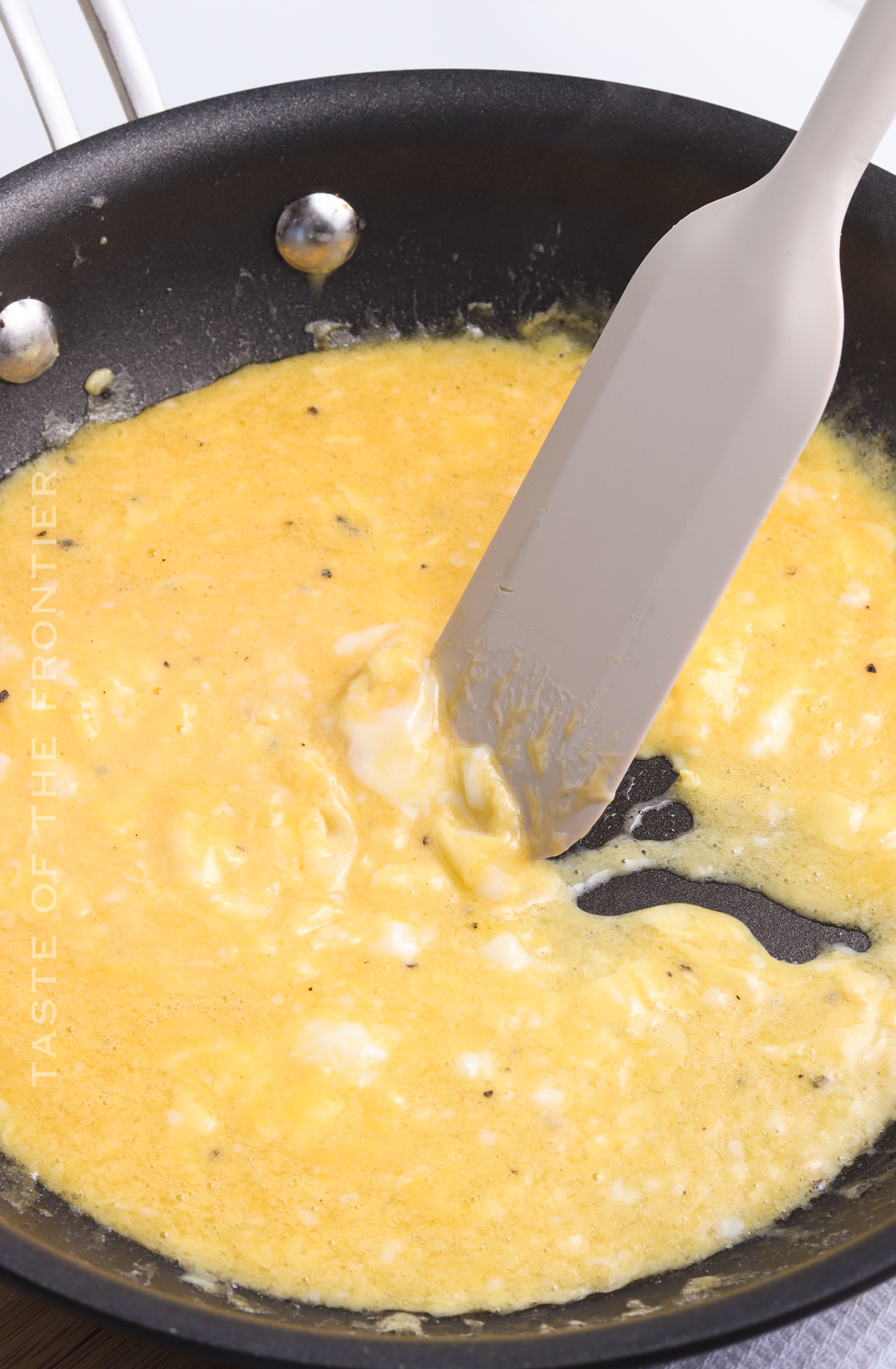 making cheesy eggs