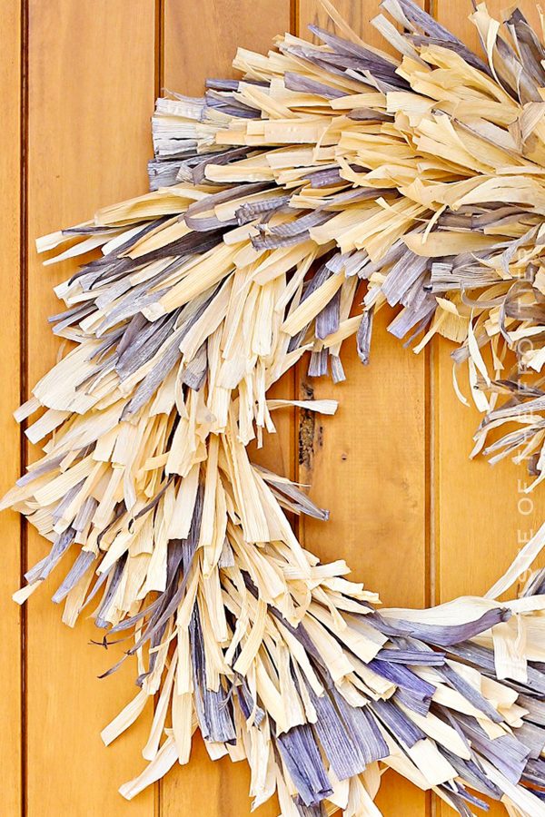 make an easy wreath with corn husks