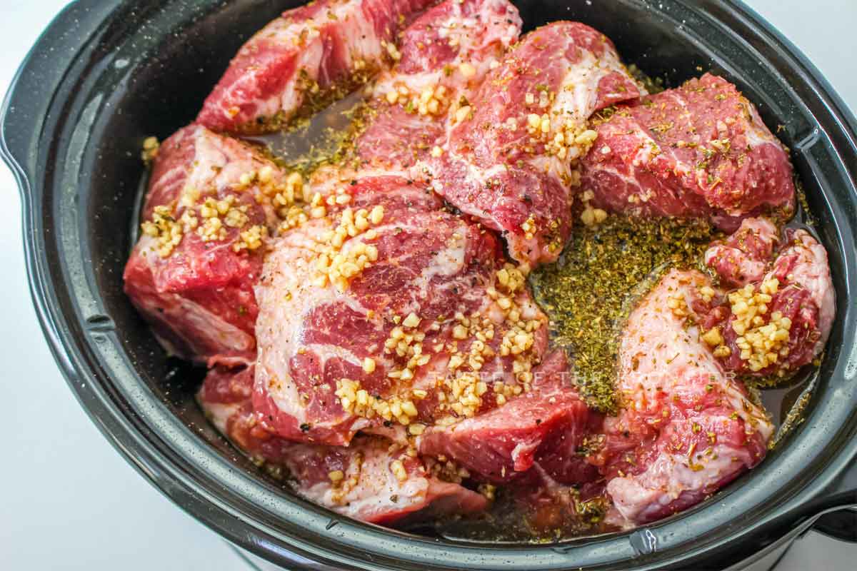 making carnitas in the slow cooker