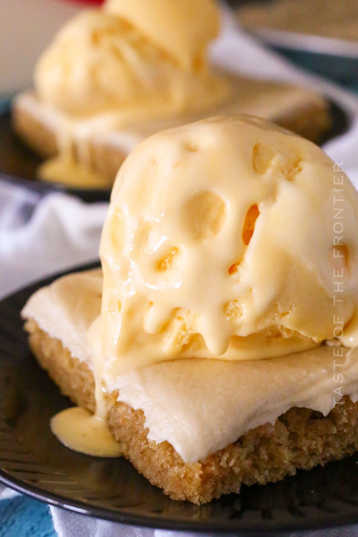 cake with maple frosting