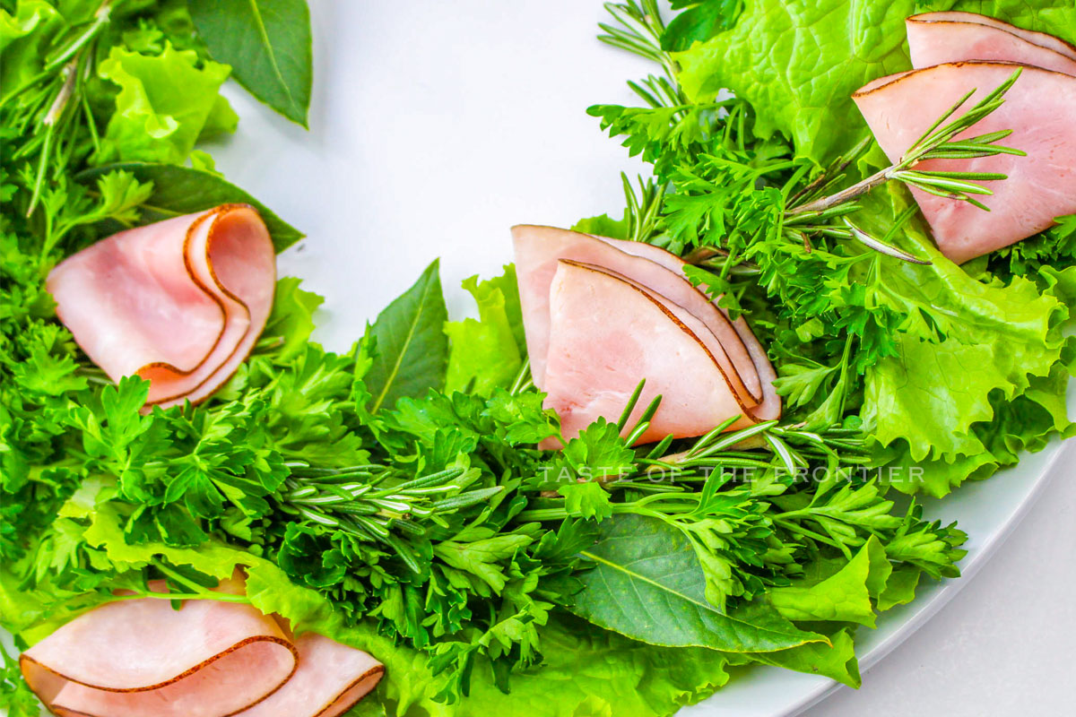 adding the meat on the lettuce and parsley